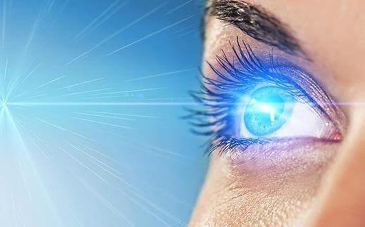 نور آبی واقعاً چشم‌ها را از بین نمی‌برد؛ اما مشکل اصلی چیز دیگری است