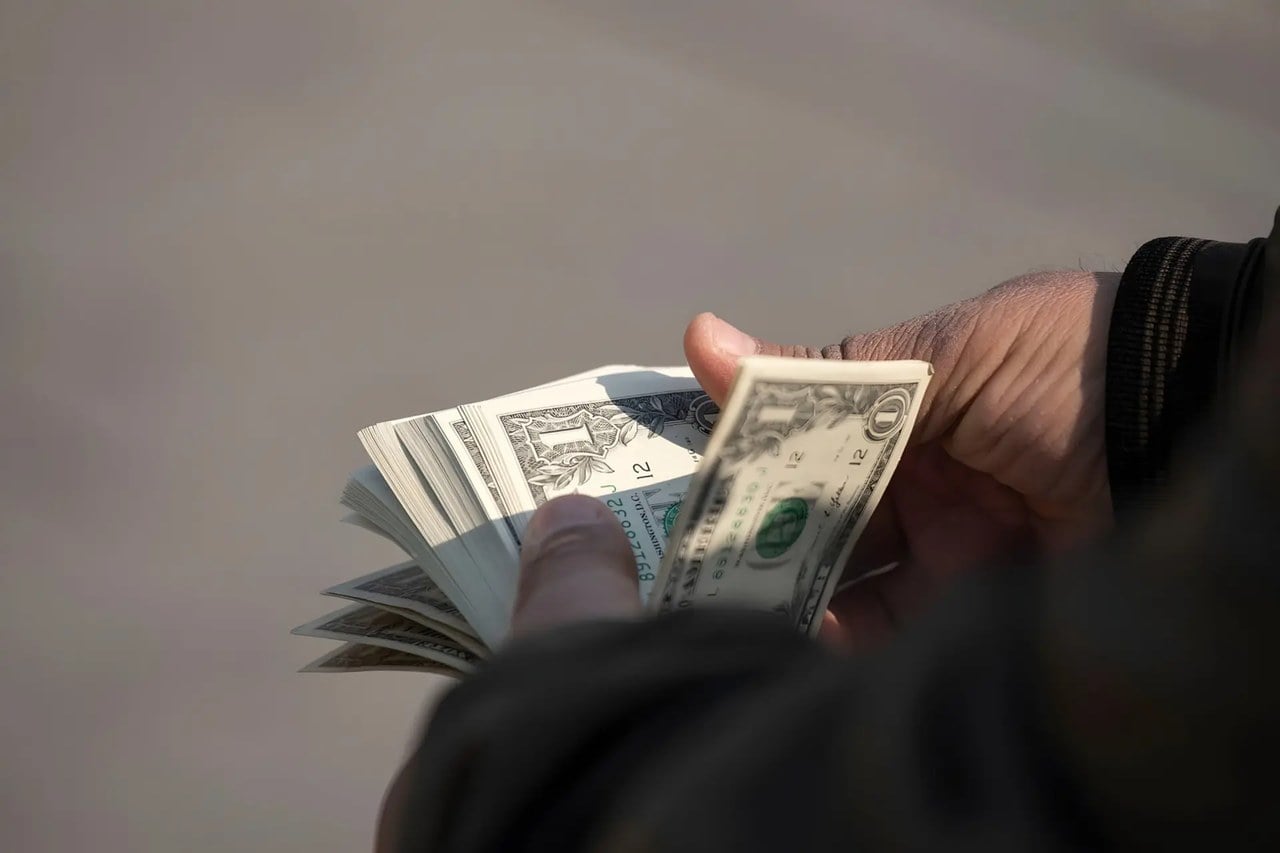 بازار ارز وسطبازی کرد؛ قیمت دلار از ۲۳۶ هزار تومان برگشت خورد