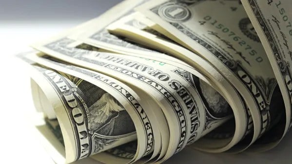 علت افزایش قیمت دلار چیست؟/ هیچ راه حل اقتصادی برای کاهش نرخ ارز وجود ندارد؛ موج جدید تورم در راه است