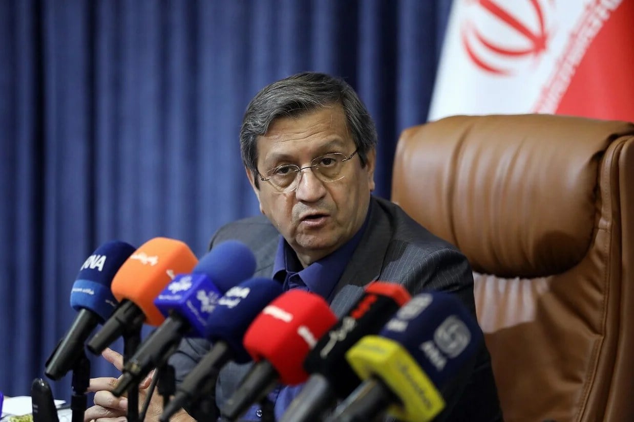 قیمت دلار به ۲۱۳ هزار تومان رسید؛ همتی وعده «فرو نشستن گرد و خاک بازار نرخ ارز» را داد