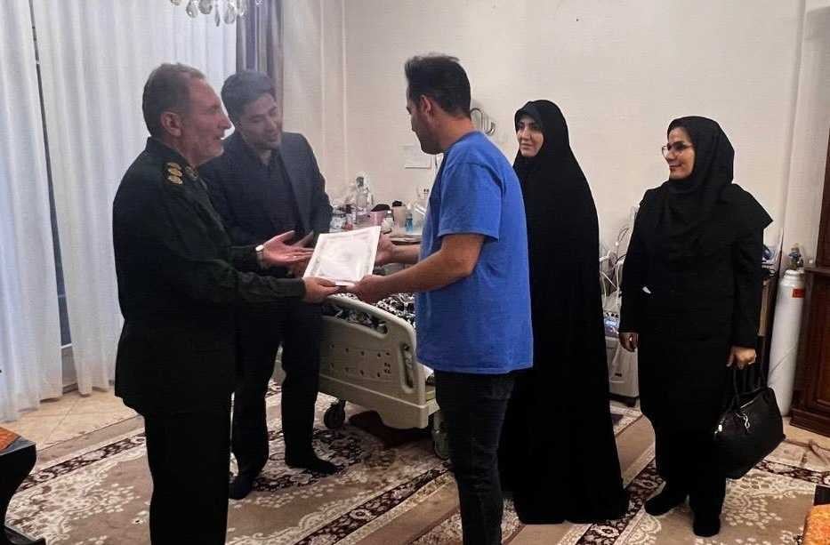 تداوم تعهد و خدمت‌رسانی/ دیدار مدیر بیمه دی قزوین با جانباز ۷۰ درصد سرافراز