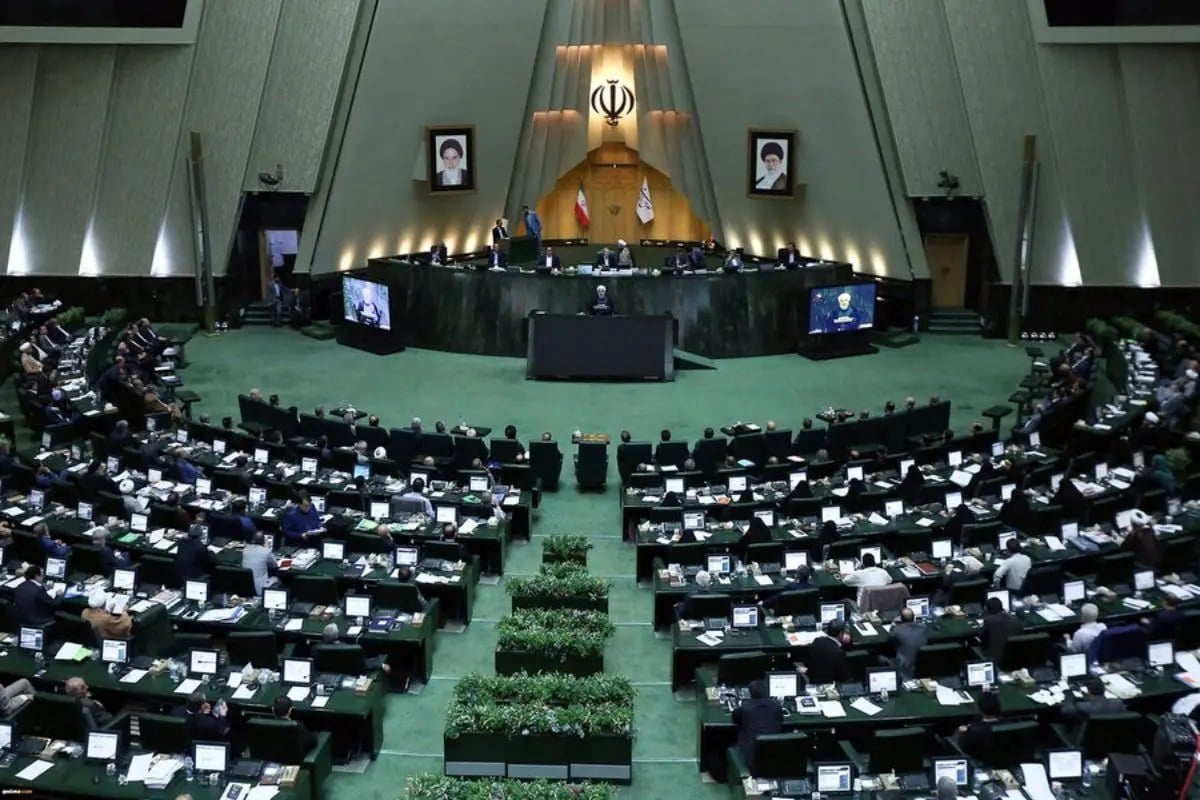 نماینده مجلس از داخل خودرو در جلسه علنی آنلاین مجلس شرکت کرد! + عکس