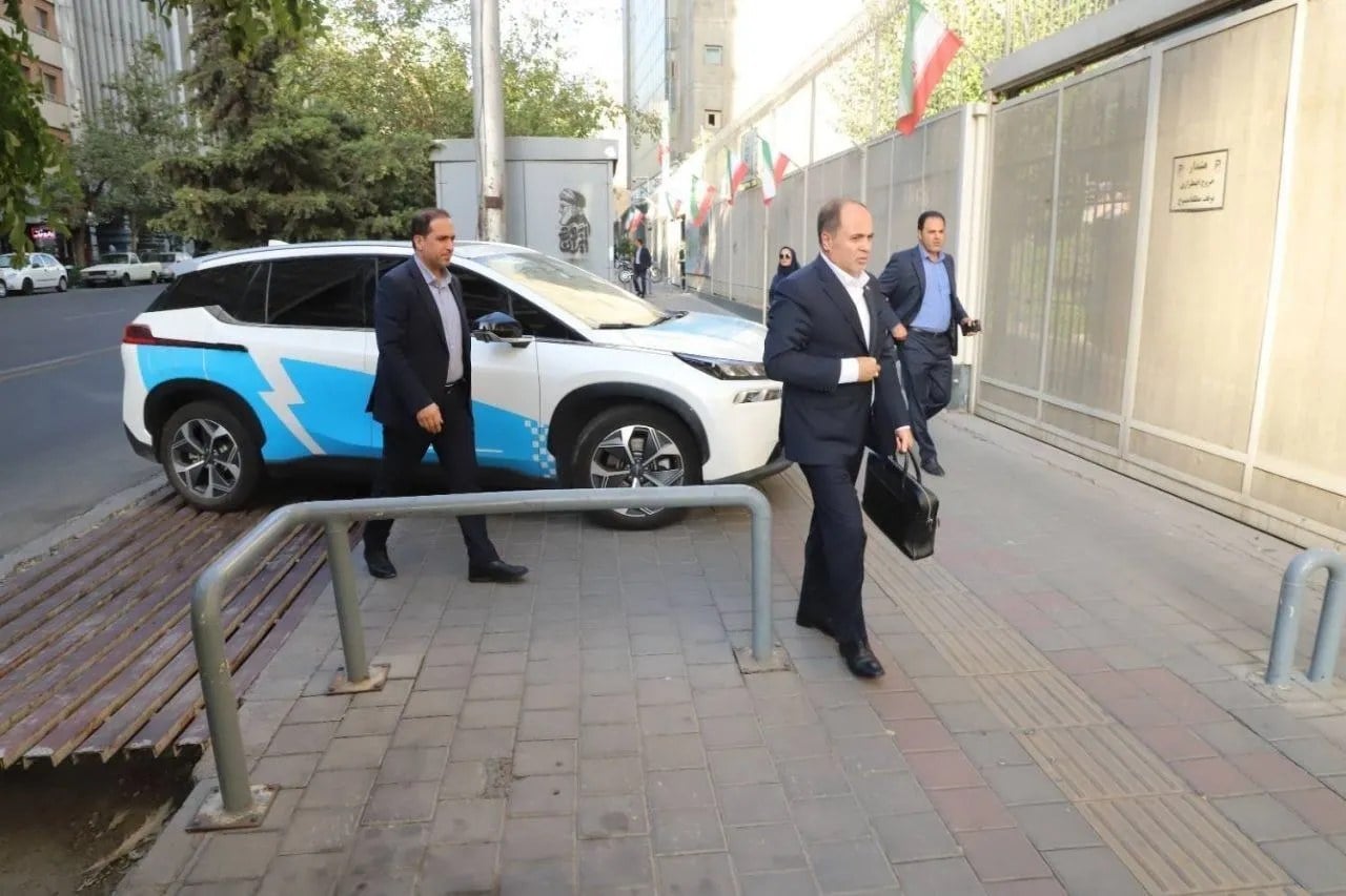 وزیر جهاد کشاورزی با تاکسی برقی به محل کار رفت