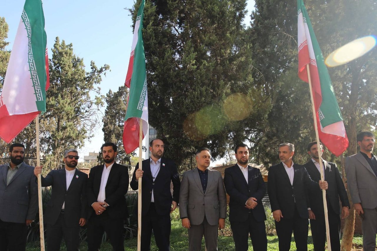 ابر پرچم ۶۶ متری ایران در منطقه ۱۳ تهران به اهتزاز درآمد