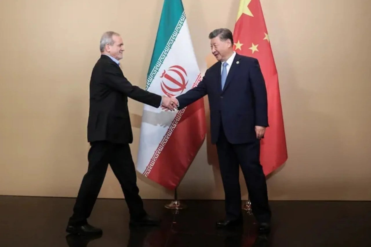 رویترز به نقل از منابع: ایران از یک سازوکار شبیه به تهاتر برای فروش نفت خود به چین استفاده کرده/ پکن پول نفت تهران را به صورت اعتبار، جهت خرید کالاهای چینی مانند دارو، خودرو و تجهیزات نظامی پرداخت میکند/ پول نفت مستقیماً از سوی چین پرداخت نمیشود؛ شرکتی به نام چوشین این وجوه را به صادرکنندگان چینی و شرکتهایی که در ایران پروژههای زیرساختی اجرا میکنند، منتقل میکند