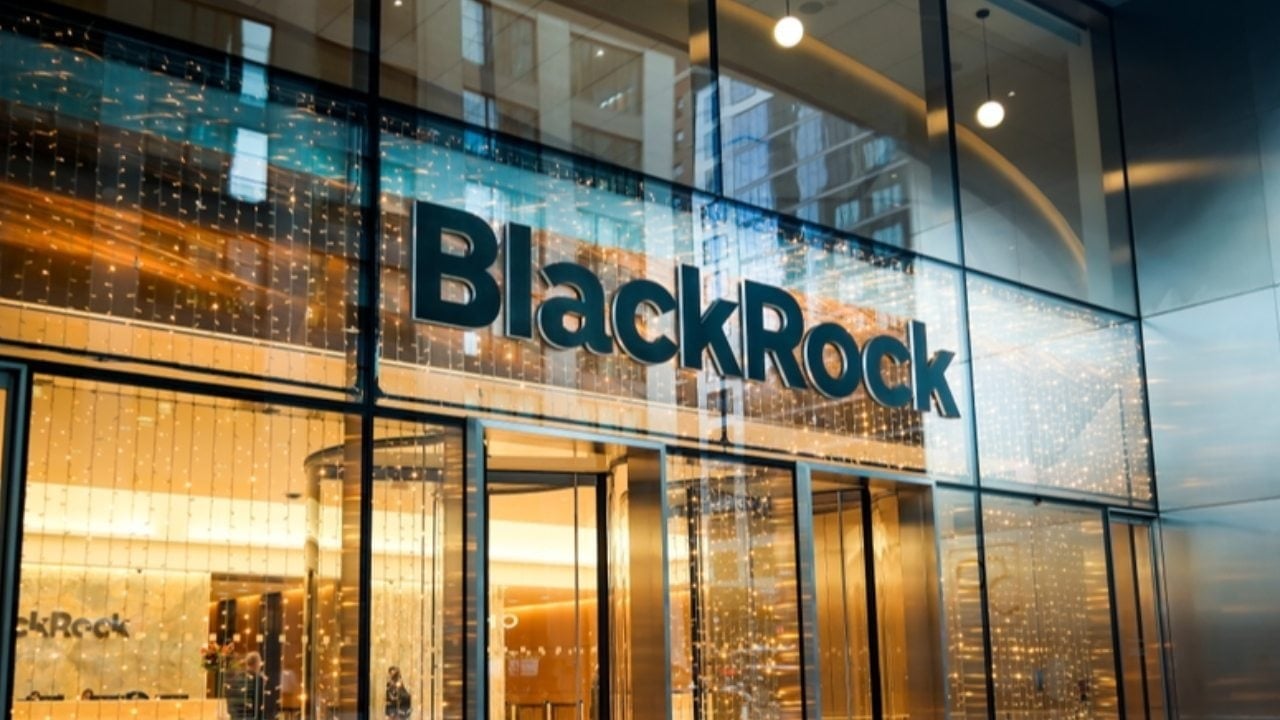 بلک‌راک پیشتاز خروج ۲۳۶ میلیون دلاری از ETF بیت‌کوین شد، در حالی که صندوق‌های XRP ۱۴ میلیون دلار جذب کردند