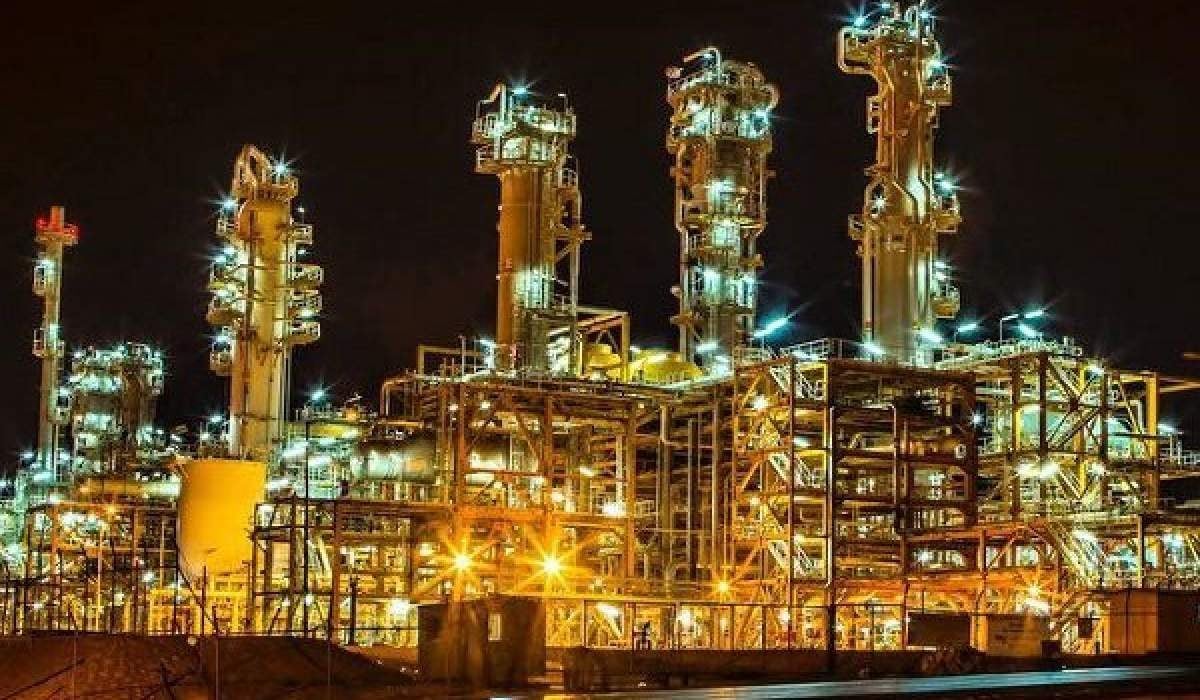 بازسازی تأسیسات نفتی جلو افتاد / صنعت نفت چگونه برای زمستان آماده میشود؟