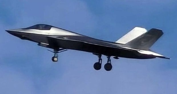 جنگنده رادارگریز J-35 چین با پوشش براق و آینهای در آسمان دیده شد