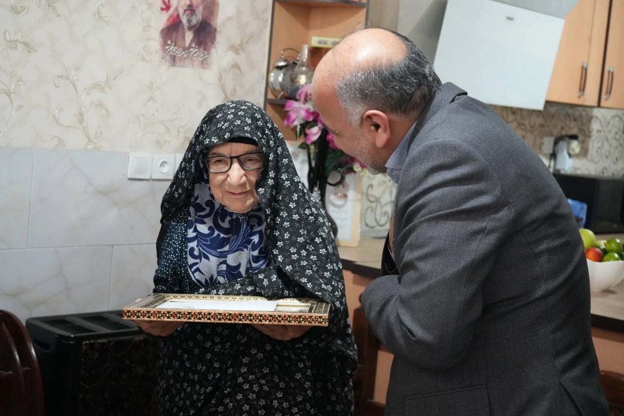 حضور مدیرعامل بیمه دی در منزل سه خانواده شهید