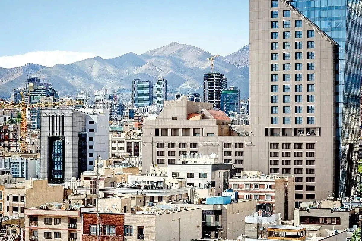 یک رسانه: با وام ۲.۴ میلیارد تومانی اوراق تسهیلات مسکن، فقط حدود ۱۲ متر از یک آپارتمان در تهران را میتوان خرید/ این وام حدود ۴۴۵ میلیون تومان هزینه دارد و عملا ۱.۹۵ میلیارد تومان دست متقاضی را میگیرد/ اقساط ماهیانه این تسهیلات هم تا پنج سال اول، حدود ۵۱ میلیون تومان است