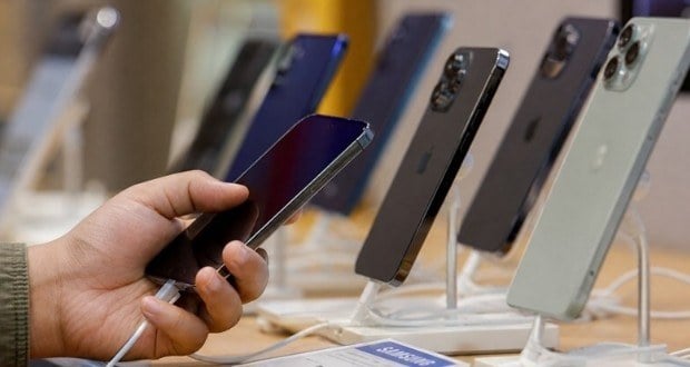 انتقاد نماینده مجلس از وضعیت بازار موبایل؛ قیمت گوشی با ارز 400 هزار تومانی محاسبه میشود