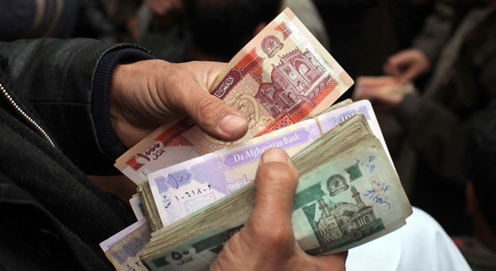 مشکلات خدمات بانکی در افغانستان پس از تسلط طالبان همچنان ادامه دارد
