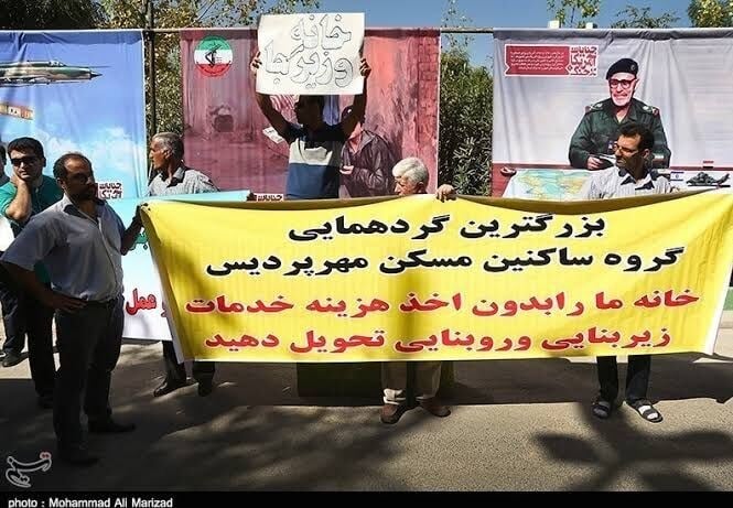 ماجرای تجمع اعتراض دیروز ۳۱۲ خانوار مقابل وزارت راهوشهرسازی / مسکن مهری که ۱۳ سال پیش پول آن را دادیم هنوز تحویل ندادهاند / پسر و همسرم مردند اما هنوز خانه ما را ندادند!