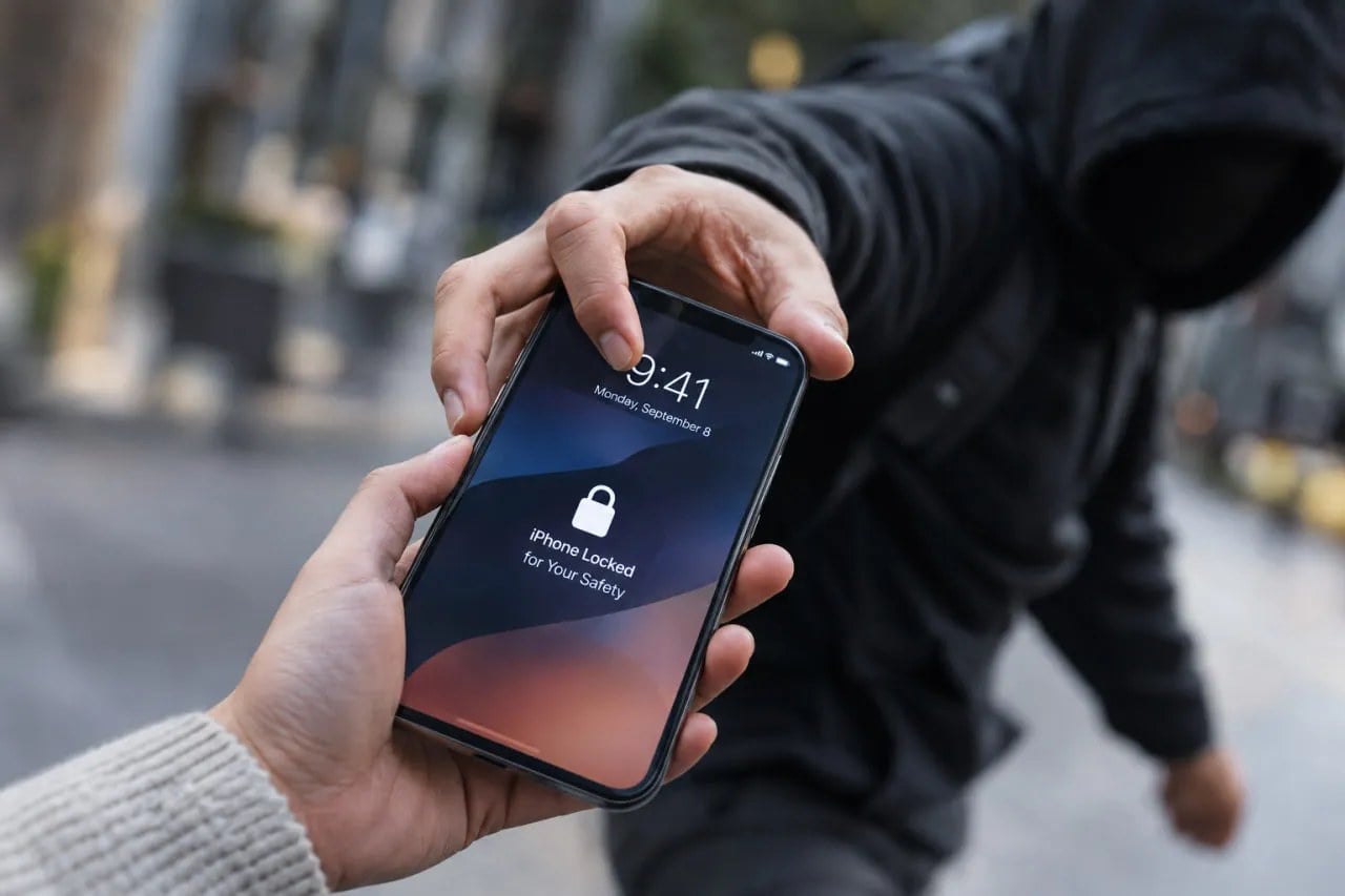 قابلیت جدید اپل در راه است | قفل خودکار آیفون هنگام قاپیدهشدن