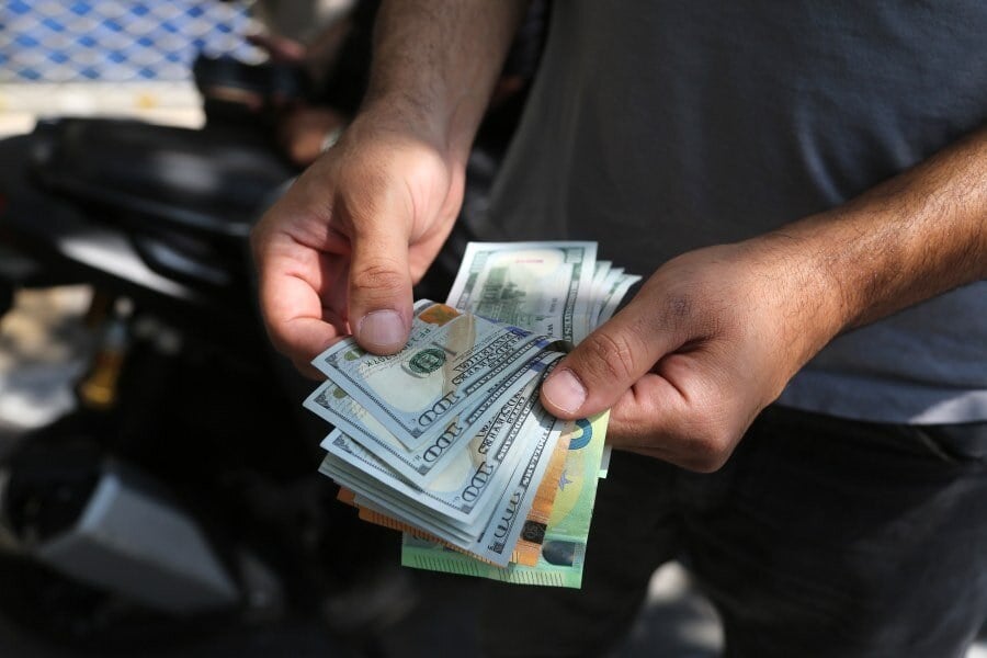 دلار در بازار آزاد عقب نشینی کرد؛ اخبار ضدونقیض از مذاکرات ایران و آمریکا