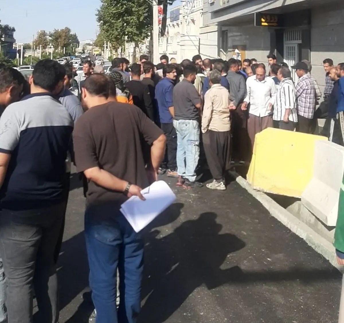کارگران شرکتی شهرداری ایلام در انتظار پرداخت مستقیم حقوق/ عمری منتظر ساماندهی ماندیم