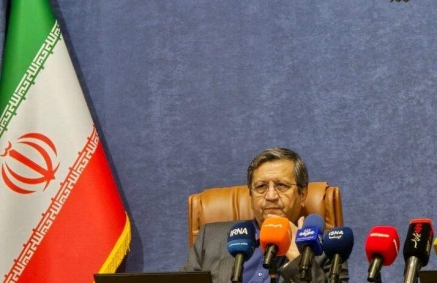 همتی: با ۲ میلیارد دلار اسکناس می‌توانیم در بازار ارز مداخله کنیم