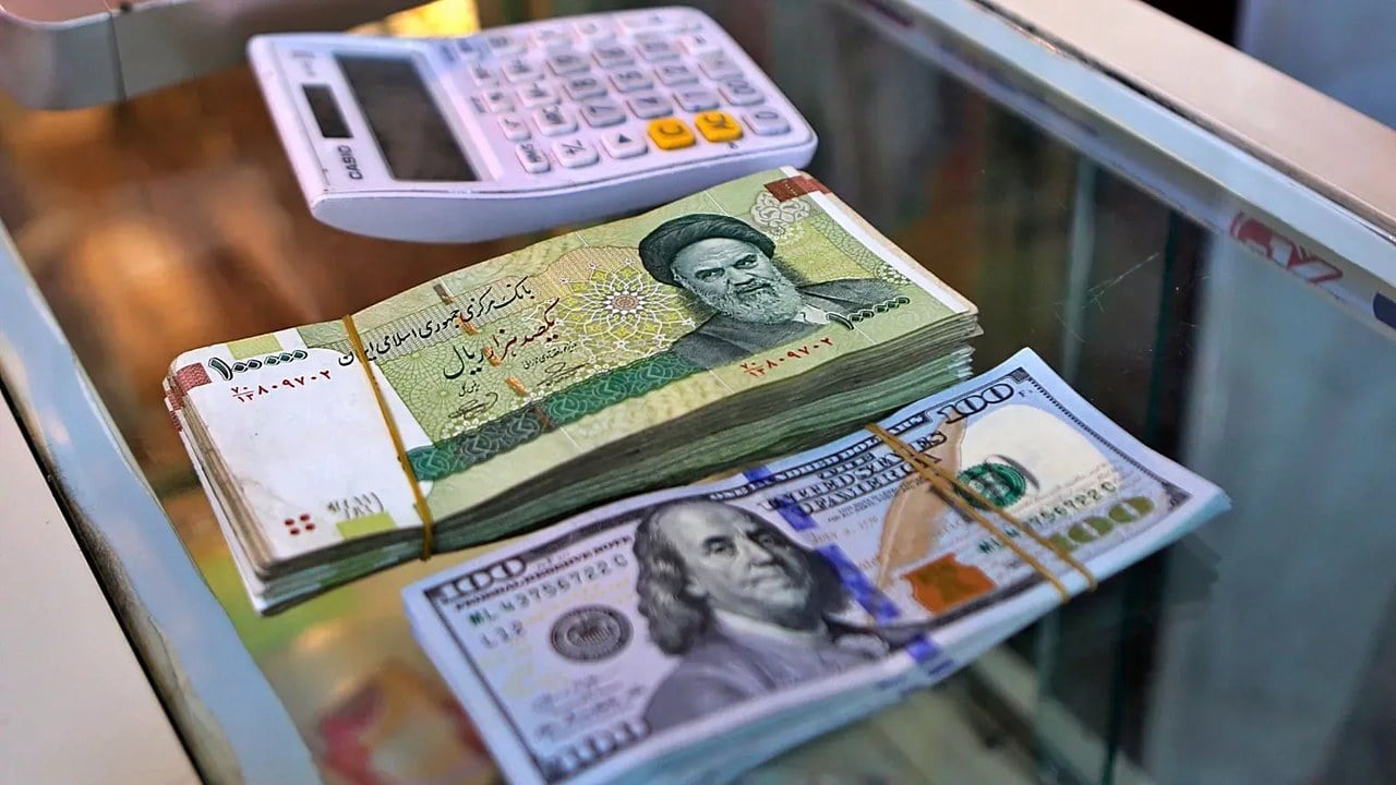 تکلیف سهمیه ۱۰ هزار دلاری روشن شد / کدام بانک‌ها ارز می‌فروشند؟
