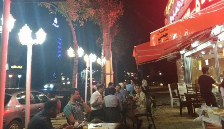 پلیس اماکن: خیابان‌های سنایی و ایرانشهر تهران به محلی برای دوردور و بساط‌گستری تبدیل شده / برخی واحد‌های صنفی تصور می‌کنند پیاده‌رو جزو ملک آنهاست و خدمات خود را در این فضا ارائه می‌کنند / ارائه قلیان و اجرای موسیقی زنده در کافه‌ها ممنوع است / چنانچه متصدی یک واحد صنفی به تخلفات خود ادامه دهد، پروانه کسب او باطل خواهد شد