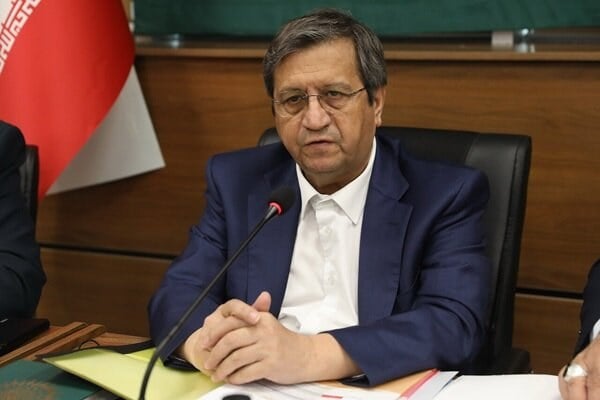 همتی: تورم نقطهبهنقطه به سمت کاهش حرکت میکند؛ فروش ارز ادامه دارد