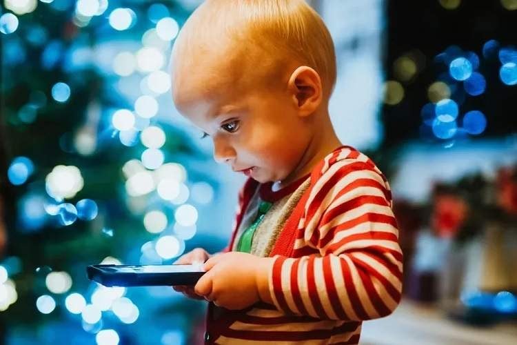 آیفون برای کودکان امنتر شد؛ قابلیت جدید «درخواست مرور» چه کاری انجام میدهد؟