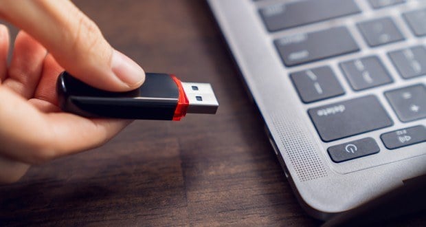 چرا ویندوز پس از جدا کردن فلش USB هم اطلاعات آن را به خاطر میسپارد؟