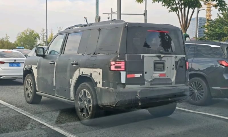 نسخهٔ لئوپارد BYD Ti7 با فاصله محوری بلند در چین دیده شد؛ ورود مدل هفتنفره و احتمال عرضه AWD و شارژ سریع