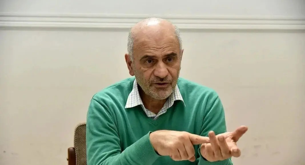 مومنی: جهش نرخ ارز نباید بهانه افزایش قیمت کالاهای موجود شود/ انتقاد از آزادسازی واردات کالاهای لوکس در شرایط جنگی
