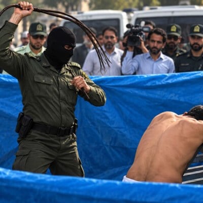 شلاق بر پیکر کارگر؛ تازیانهی استثمار و حکومت اسلامی – عباس منصوران