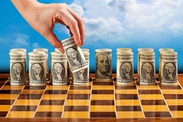 دلار ۲۷۰ هزار تومانی؛ اشتباه یا تعمد؟