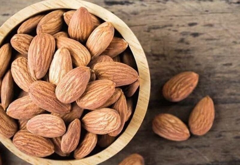 مقایسه فیبر و خواص تغذیهای تمشک سرخ و بادام؛ کدام برای شما مناسبتر است؟