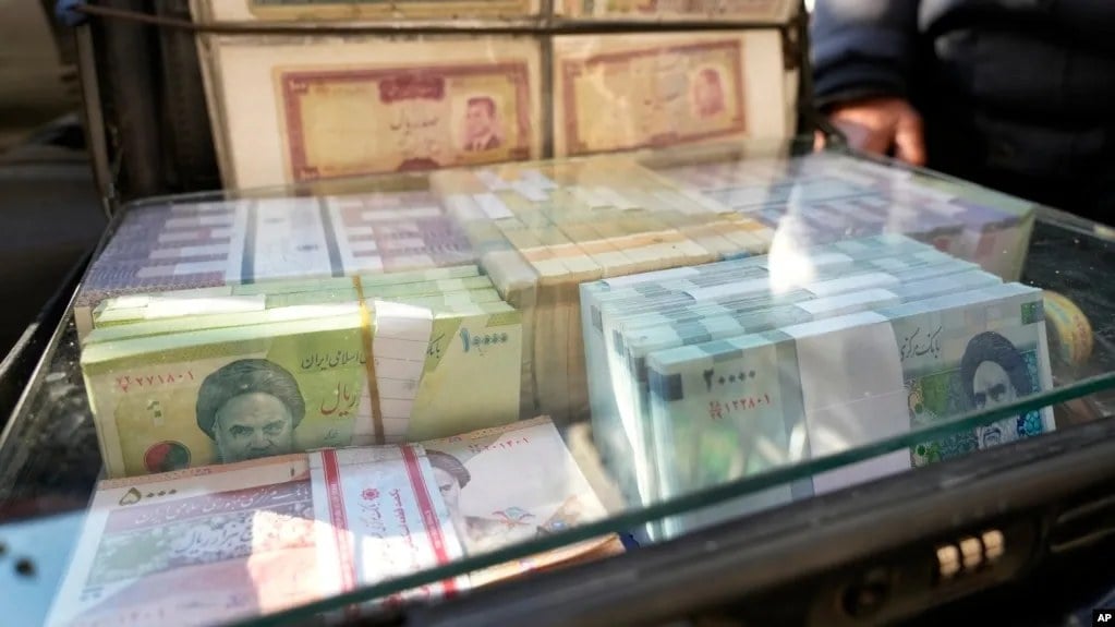 پولهایمان را در بانک بگذاریم یا در بازار سرمایه گذاری کنیم؟/ چرا بیتصمیمی، پرهزینهترین انتخاب اقتصادی است؟