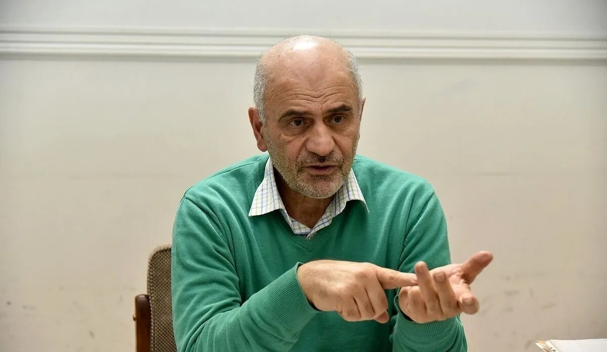 مومنی: جهش نرخ ارز نباید بهانه افزایش قیمت کالاهای موجود شود