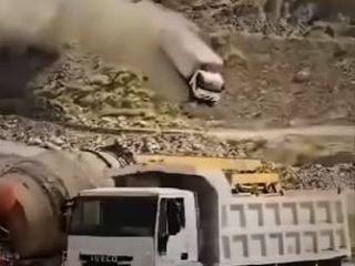 بریدن ترمز یک کمپرسی و واژگون شدن آن در نزدیکی سد نرگسی کازرون