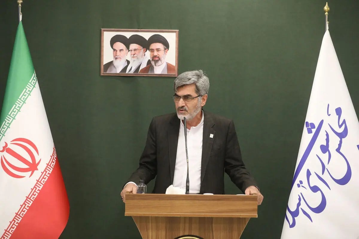 انتقاد کوچکزاده از عرضه ۱۰ هزار دلار به افراد بالای ۱۸ سال؛ اگر از جهنم نمیترسیدم خودم را جلوی بانک مرکزی آتش میزدم