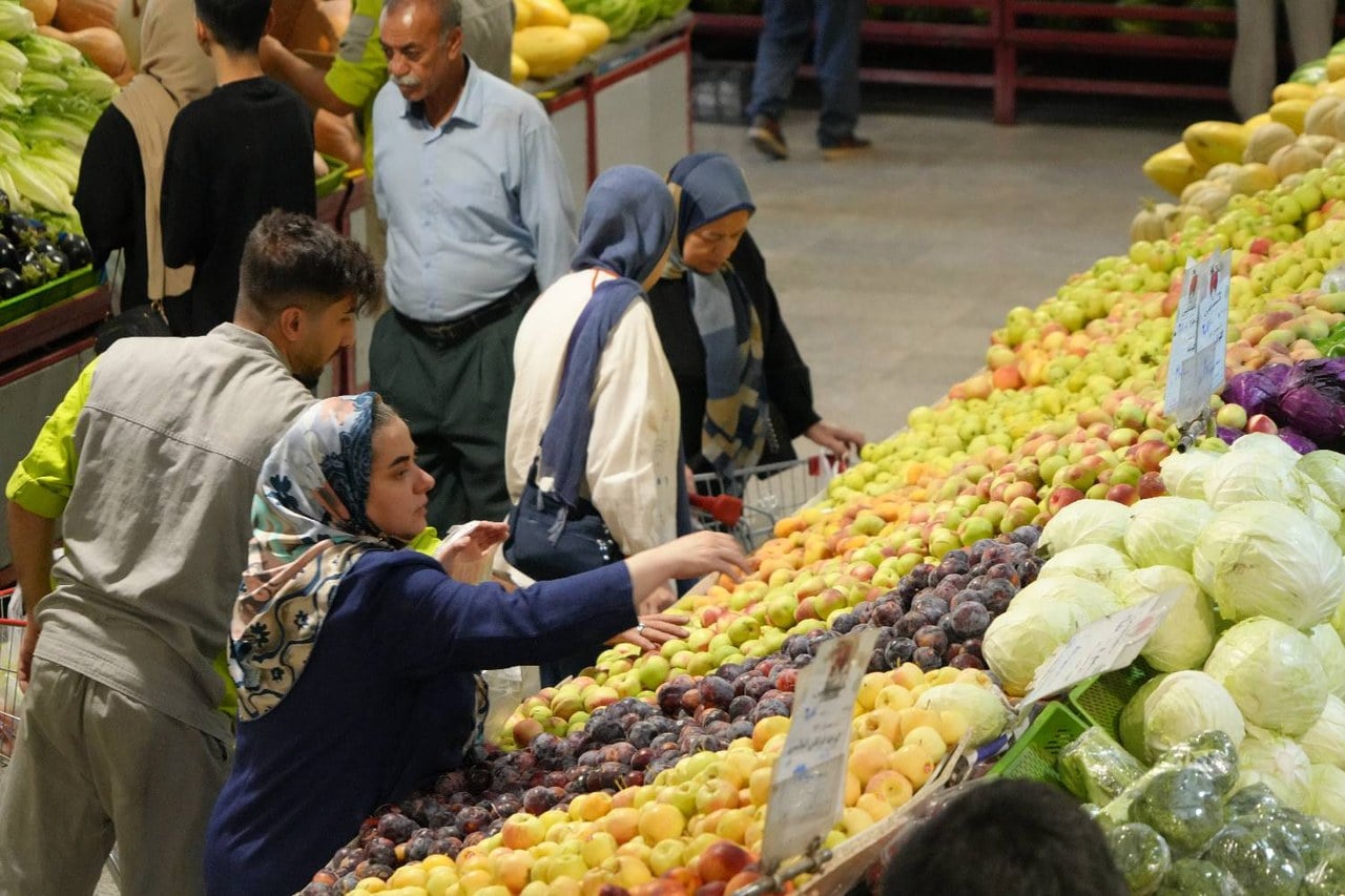 براساس گزارش بانک مرکزی در هفته منتهی به ۱۰ مهر ماه:اختلاف قیمت ۴۲ درصدی میوه در میادین و بازارهای میوه و ترهبار به نسبت سطح شهر