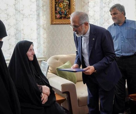 ادای احترام مدیرعامل بانک مسکن به مقام شامخ سپهبد شهید پاکپور/ تعهد به راه شهدا، خط مشی خدمت در بانک مسکن است