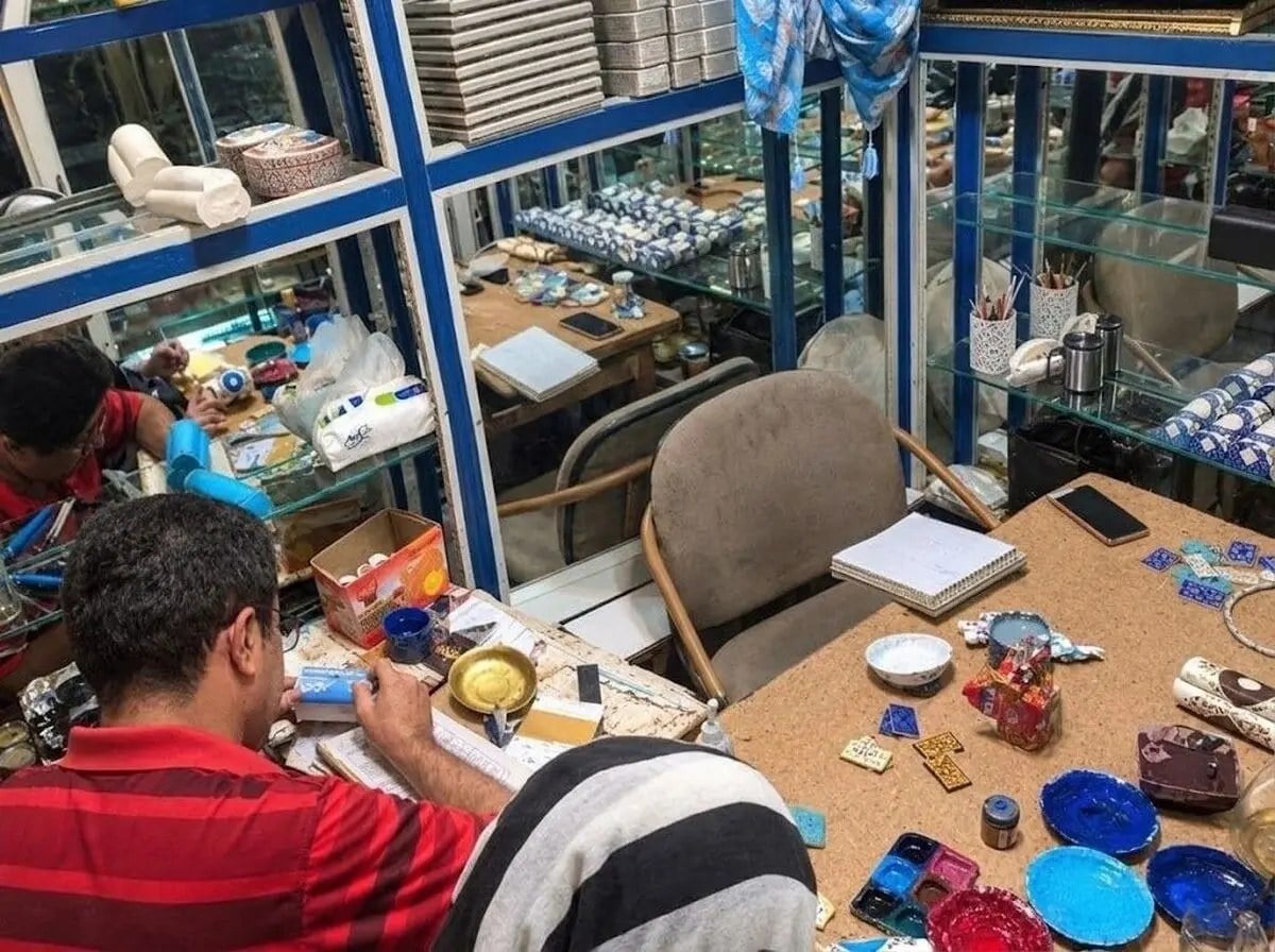 پول قلمزنی در جیب دلآلها/ از قیمت نجومی یک ظرف دستساز فقط ۱۰۰ هزار تومان به کارگر میرسد/ همه دیسک کمر و مشکل بینایی داریم
