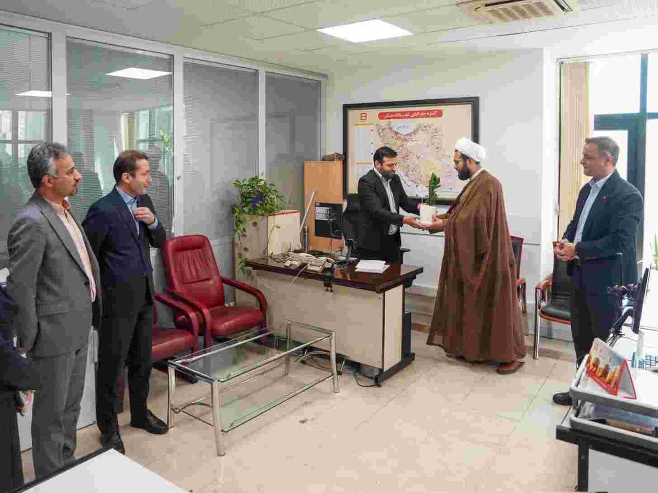 دعوت به آرامش روح و جان در سایه نماز جماعت / دیدار صمیمانه امام جماعت بانک مسکن با همکاران ستاد مرکزی