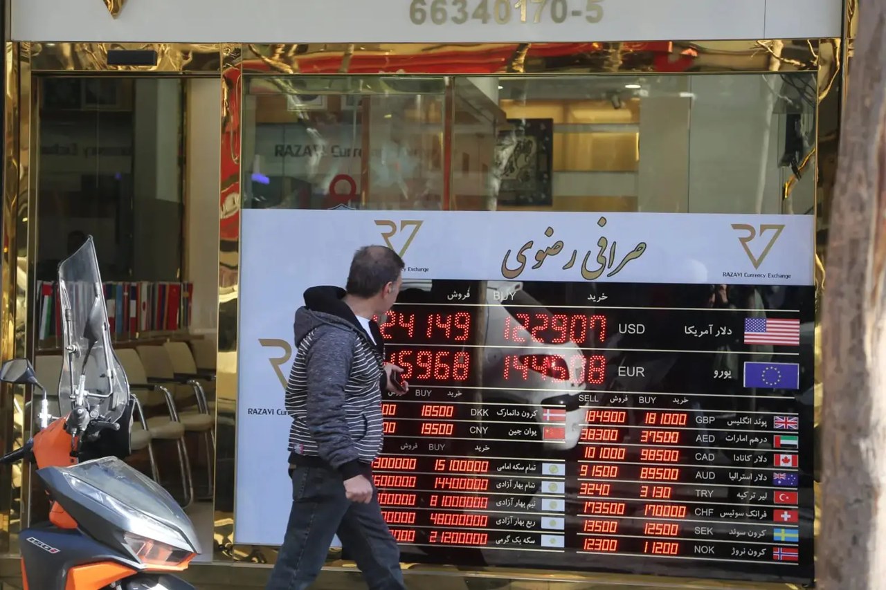 همه منتظر جواب ایران؛ دلار و طلا در دوراهی