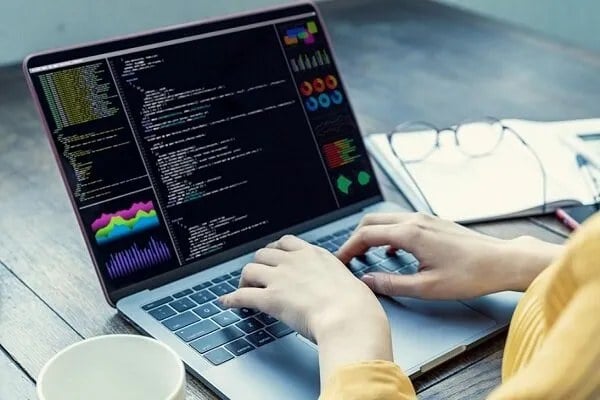 وقتی هوش مصنوعی کد مینویسد؛ آیا مهندسان نرم افزار بیکار میشوند؟