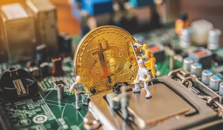آمریکا بیتکوین میخرد، جهان به دلار دیجیتال روی میآورد
