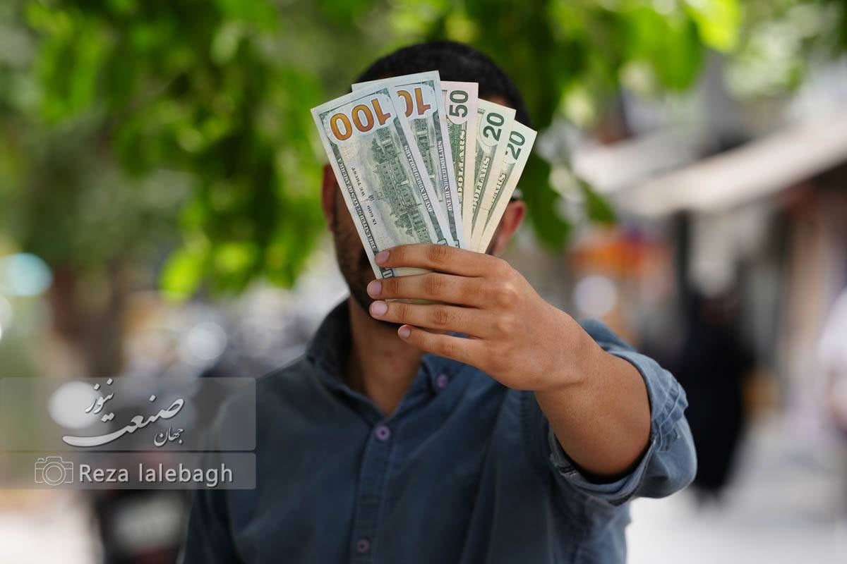 شوک صبحگاهی به بازار ارز؛ دلار ۲۶۸ هزار و ۳۰۰ تومان شد