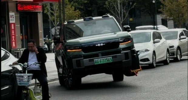 قفل چرخ هم حریف فناوری بیوایدی نمیشود؛ BYD Bao 8 روی سه چرخ حرکت کرد
