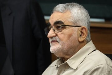 بروجردی: ترامپ برای کاهش قیمت سوخت، دست نیاز به سوی روسیه دراز کرده است