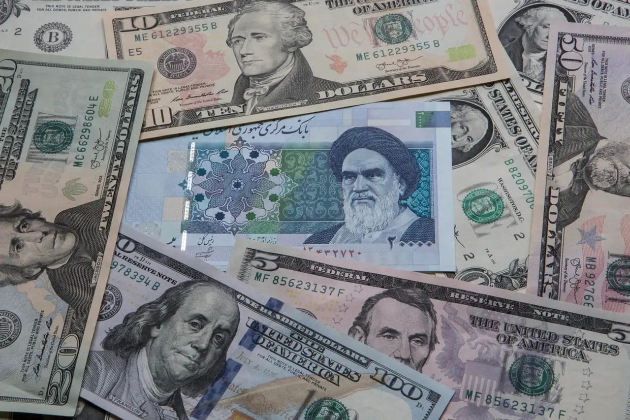 قیمت دلار در کف محدوده ۲۶۷ هزار تومان؛ اخبار و نوسانات بازار طلا و ارز