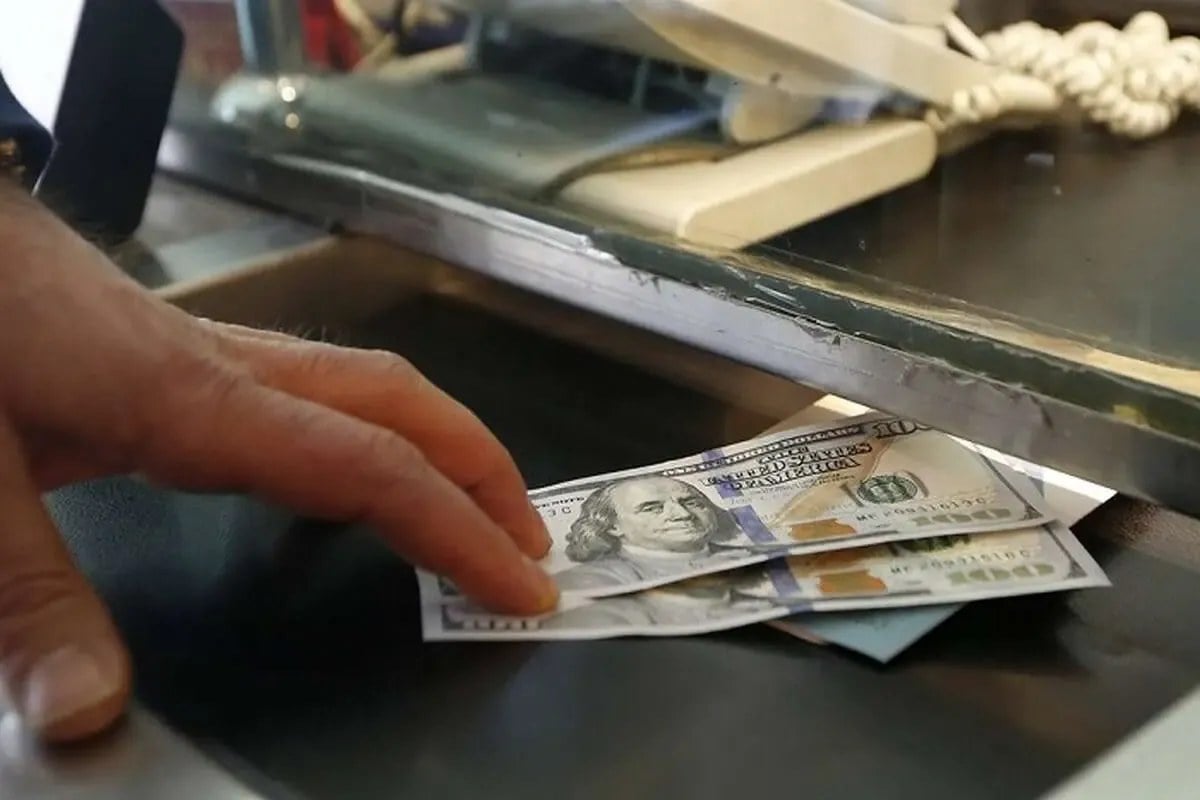 عامل اصلی افزایش قیمت دلار چیست؟ / کارشناس از عوامل فشار بر بازار ارز میگوید
