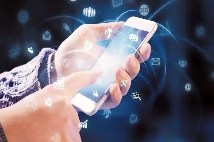 انتقاد تند خبرگزاری فارس از گرانی اینترنت با تیتر «اپراتورها صبح جمعه روحانی را تکرار کردند»