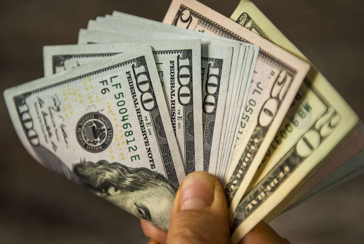 پاسکاری وزارت اقتصاد و بانک مرکزی/ متولی کنترل قیمت دلار کیست؟