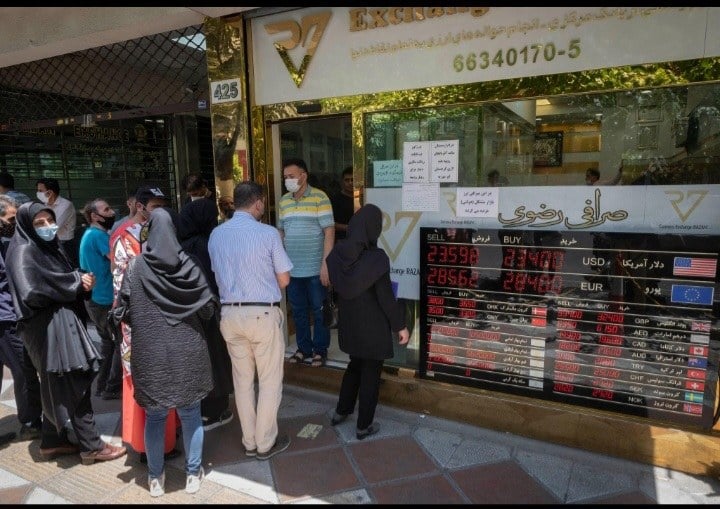 عقبنشینی محدود دلار در بازار آزاد؛ نوسان ارز همچنان ادامه دارد